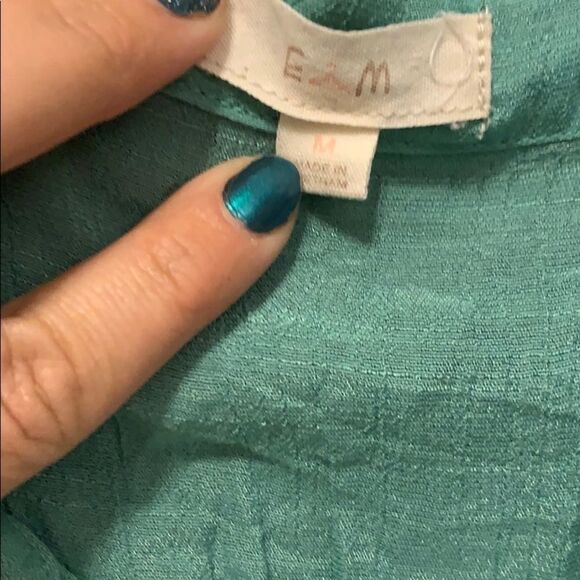 🌼3/$15🌼 Green tie-front, button-up top - Picture 5 of 8